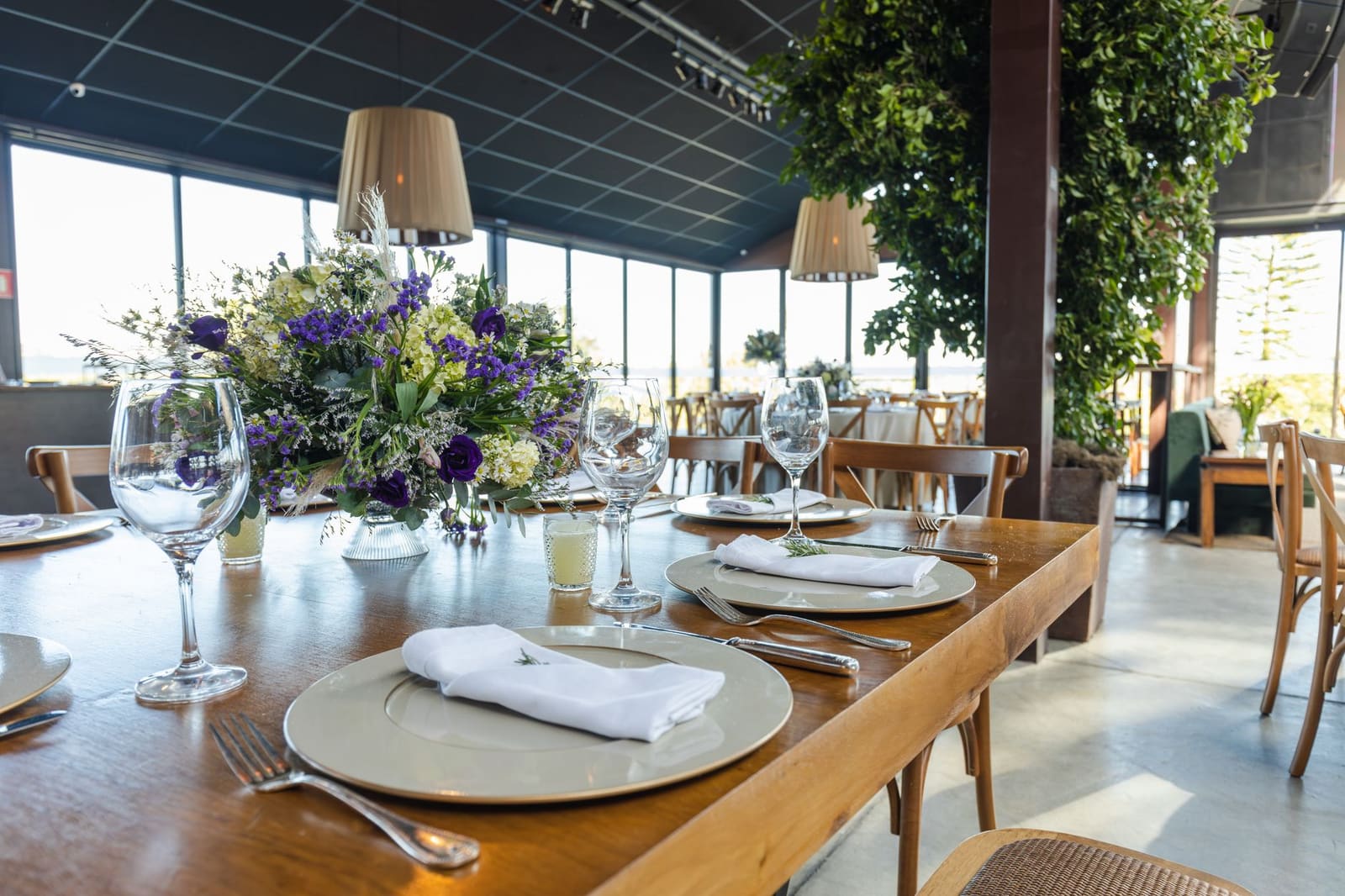 Gedekte tafel in een restaurant met glazen en bestek klaar voor gasten