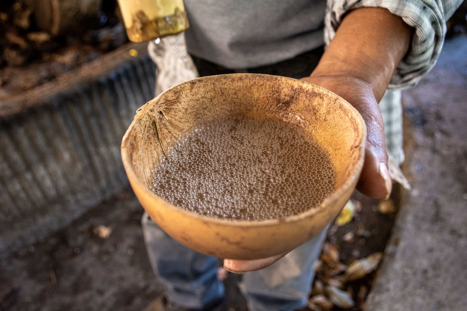 Traditionele mezcal stokerij in Oaxaca met houten ovens en ketels