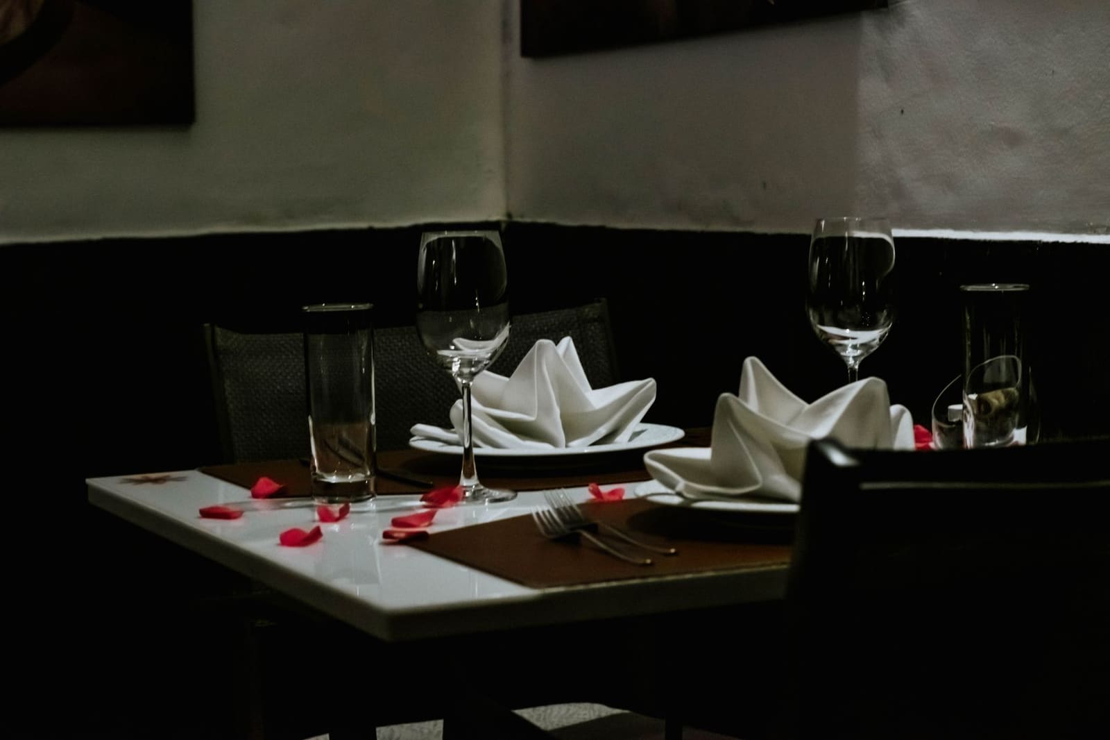 Sfeervol restaurantinterieur met gedekte tafels in New York