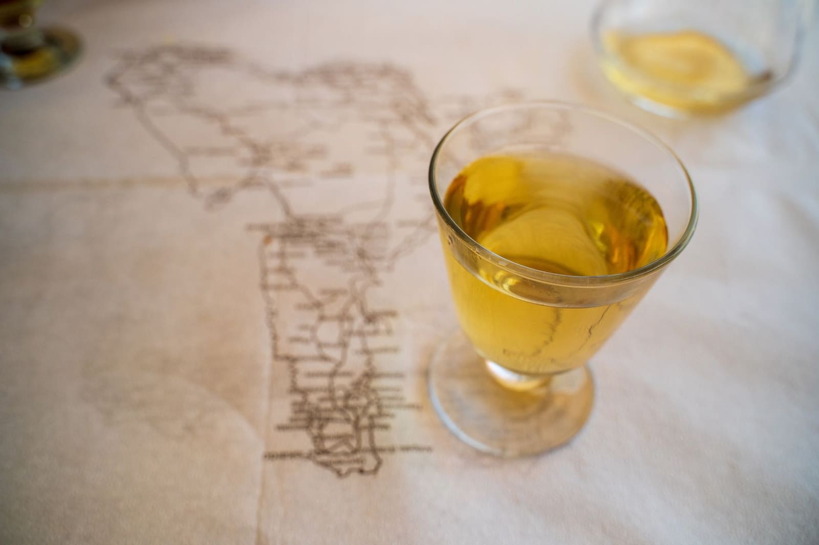 Glas amontillado sherry op een donkere houten tafel