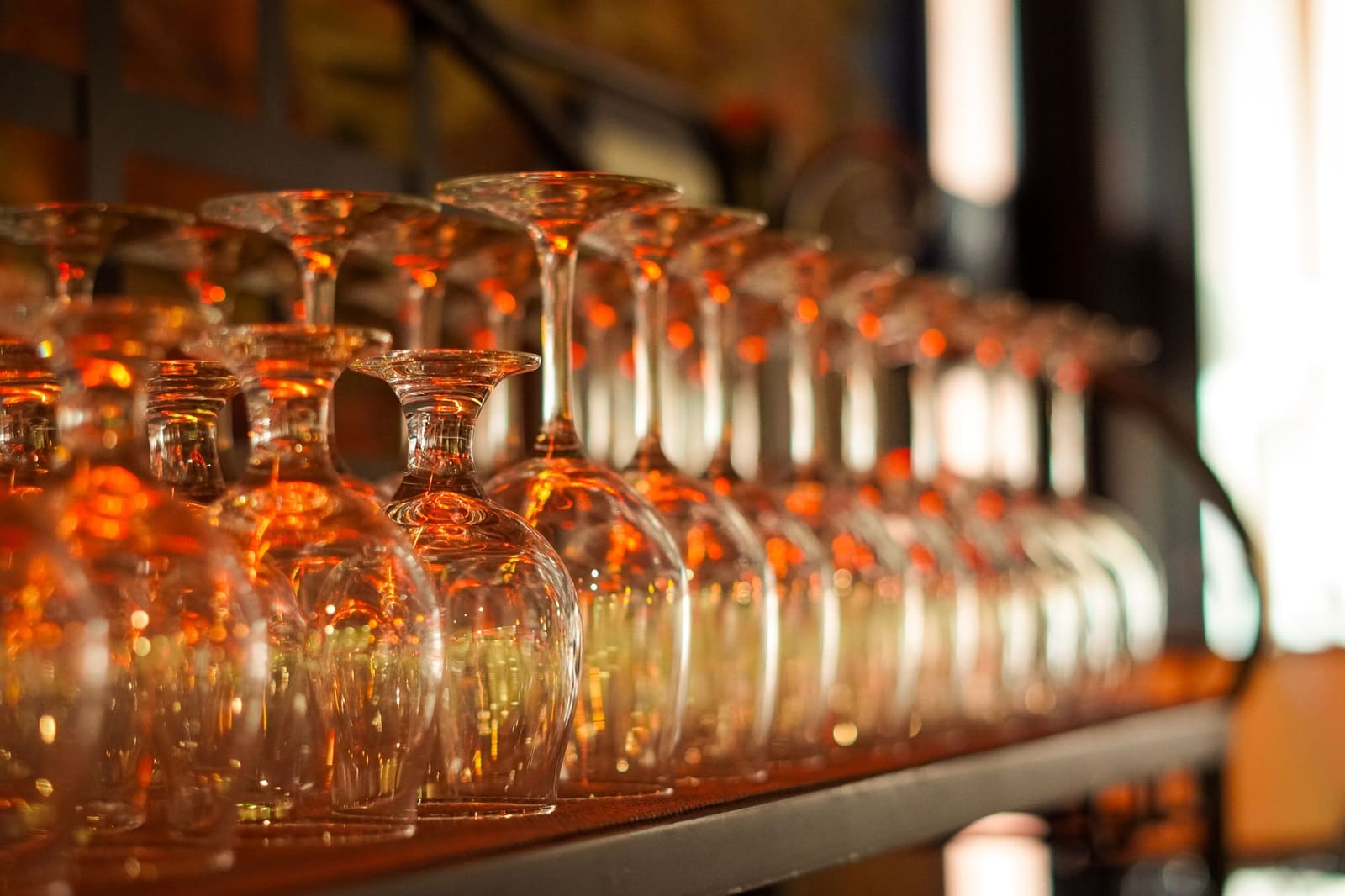 Glas sherry op een bar met een warme, gedempte achtergrond