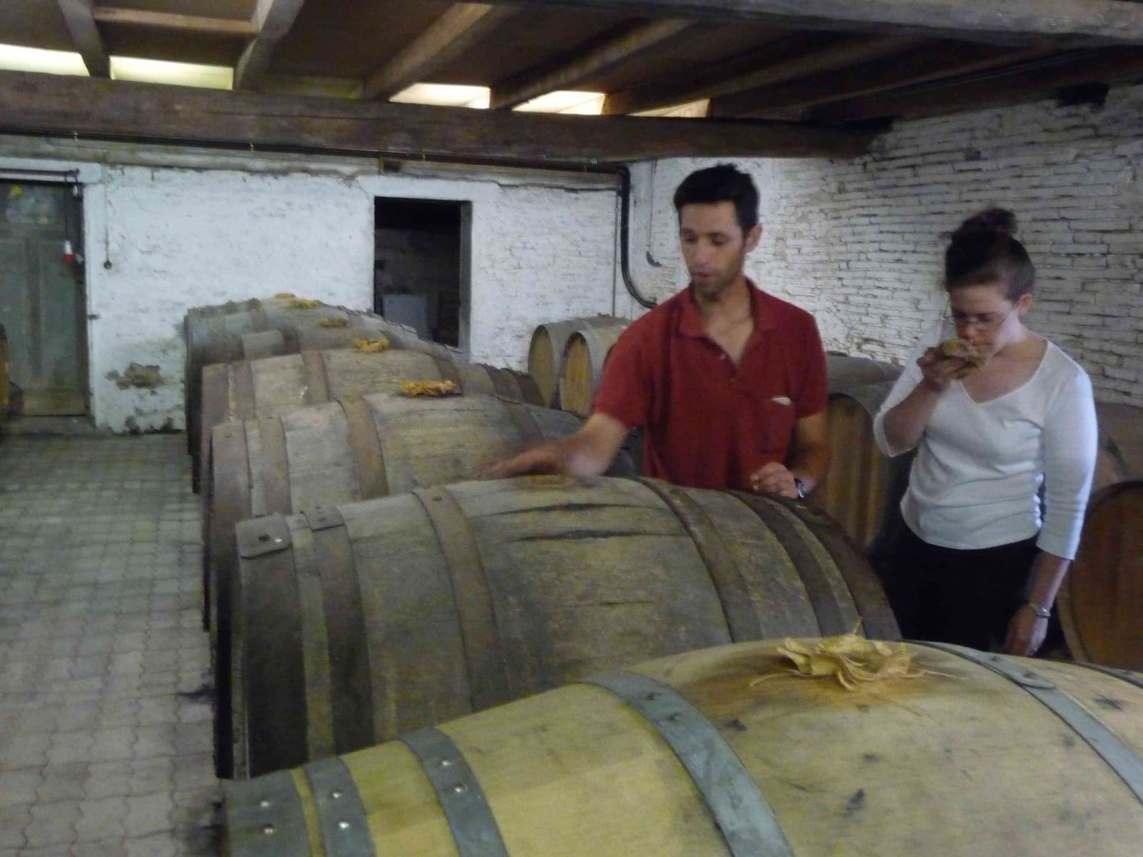 Houten vaten met sherry in een koele kelder