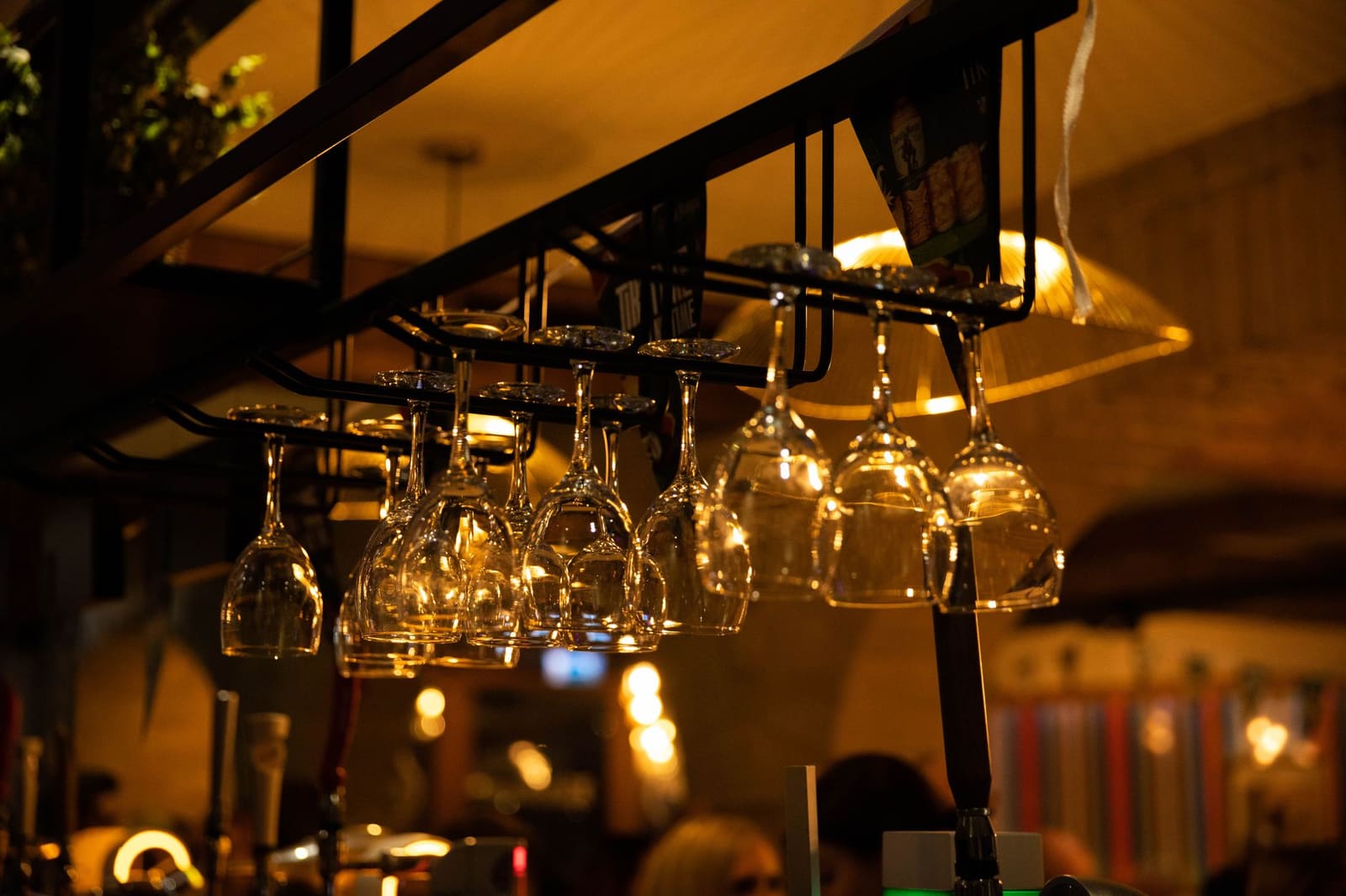 Glas sherry op een bar, klaargezet voor een cocktail