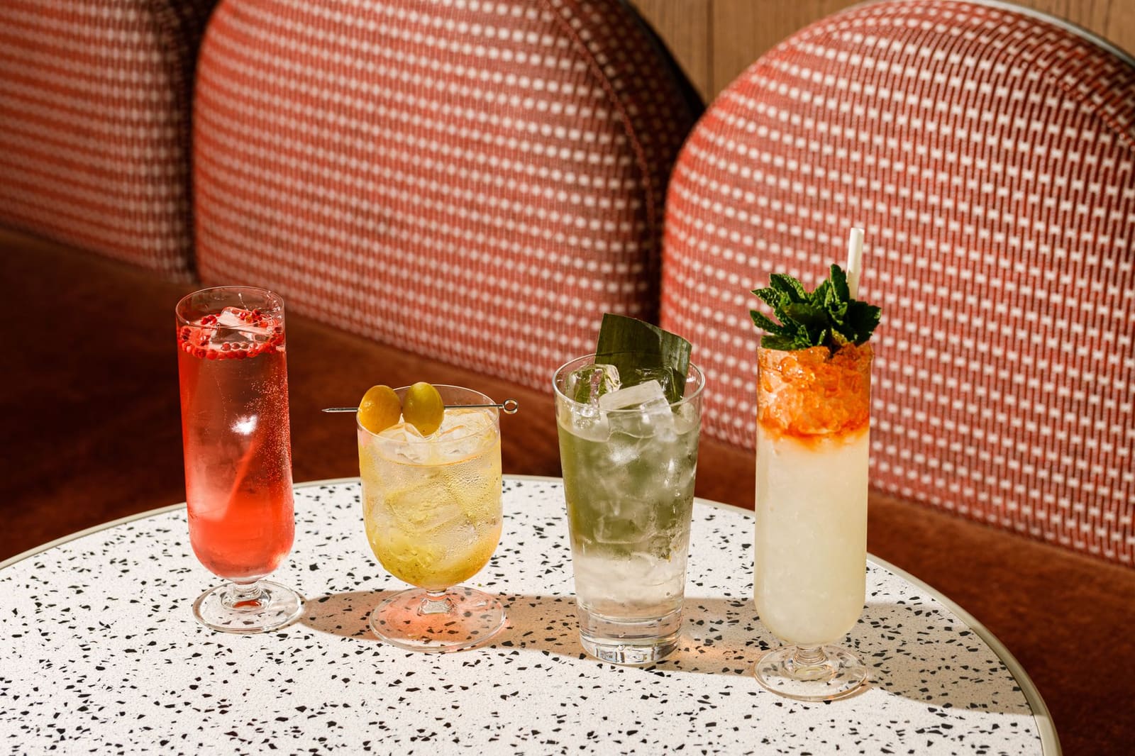 Lichte cocktail in een glas met citrus en kruiden