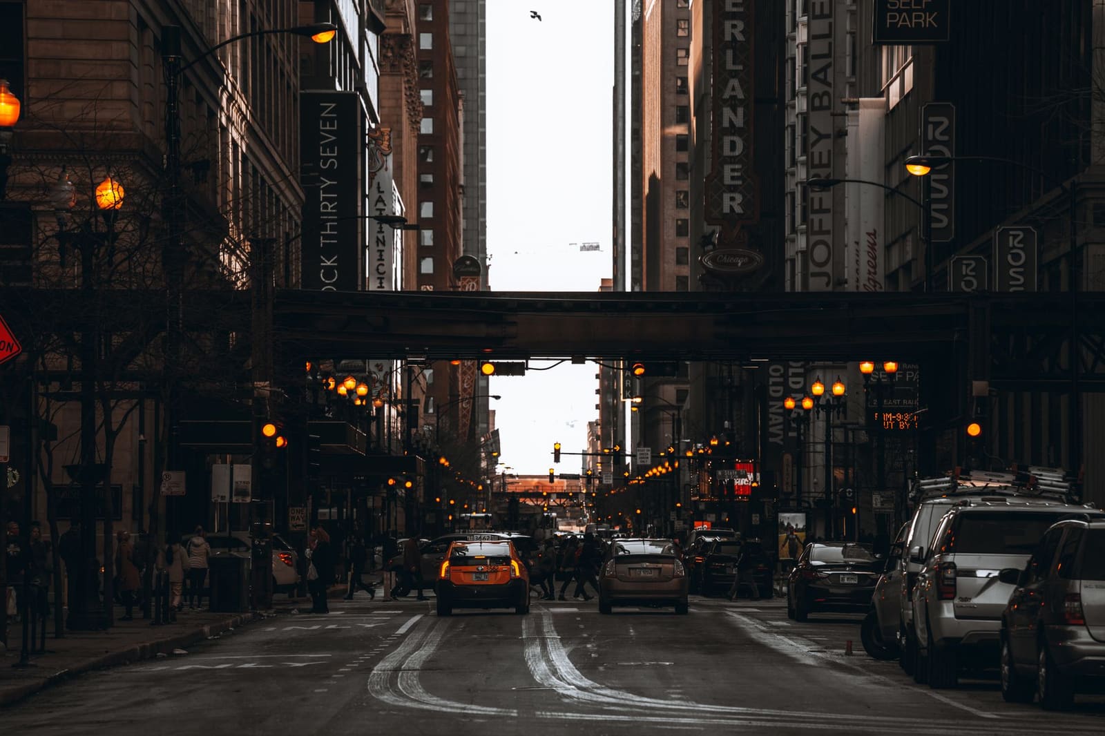 Straatbeeld van Chicago met gebouwen, de stad waar de bar gevestigd was