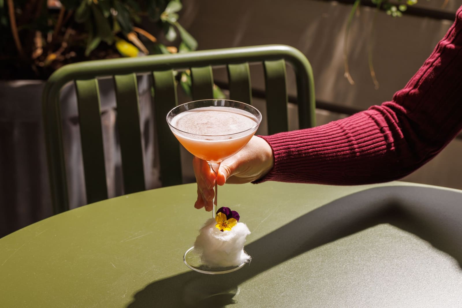 Close-up van een creatieve eetbare garnering bovenop een cocktail