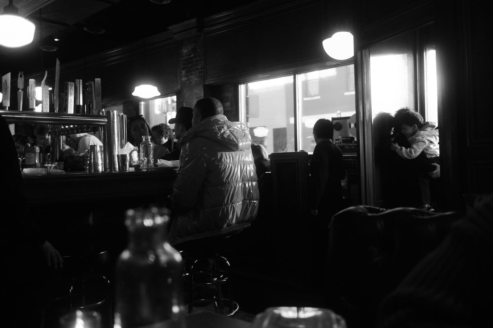Sfeervol interieur van een cocktailbar in Chicago met barkrukken