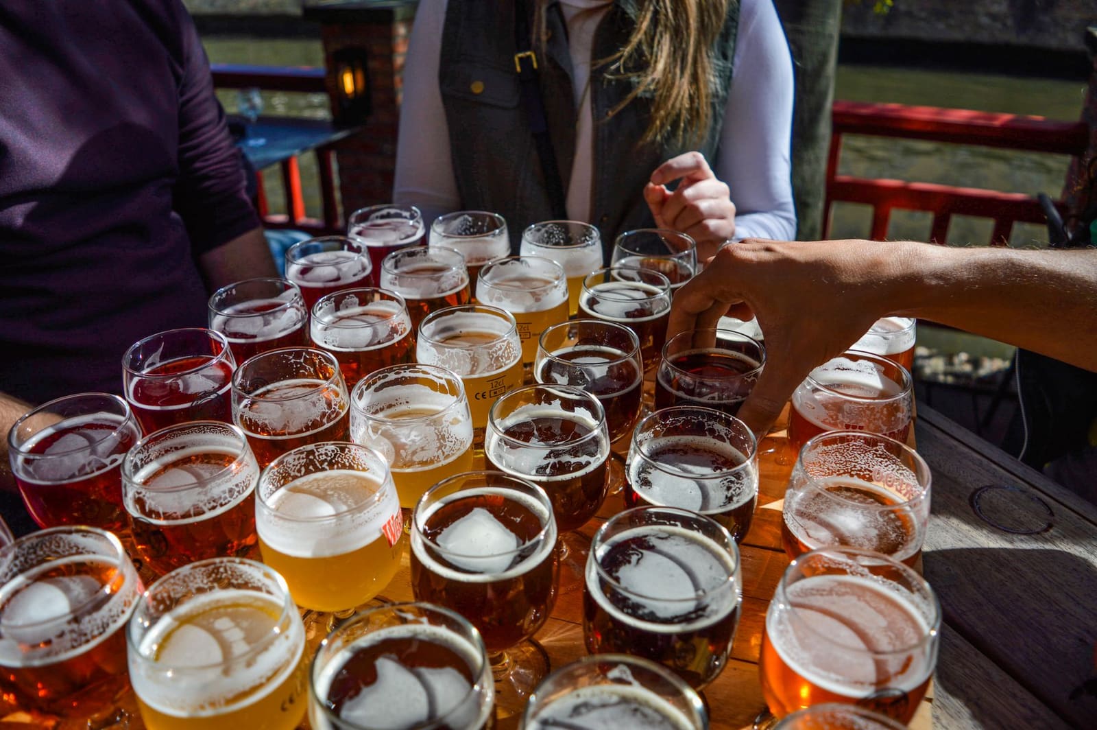 Diverse proefglazen bier naast elkaar op een tafel tijdens een proeverij