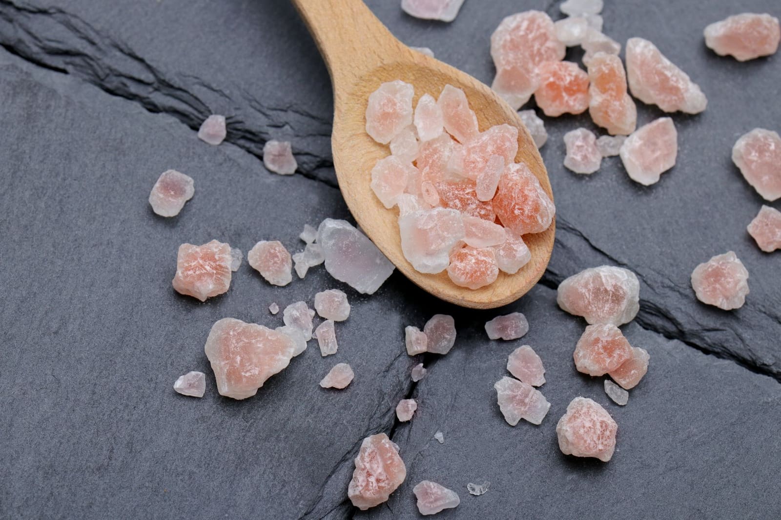 Kristallen roze Himalayazout uitgestald op een houten plank