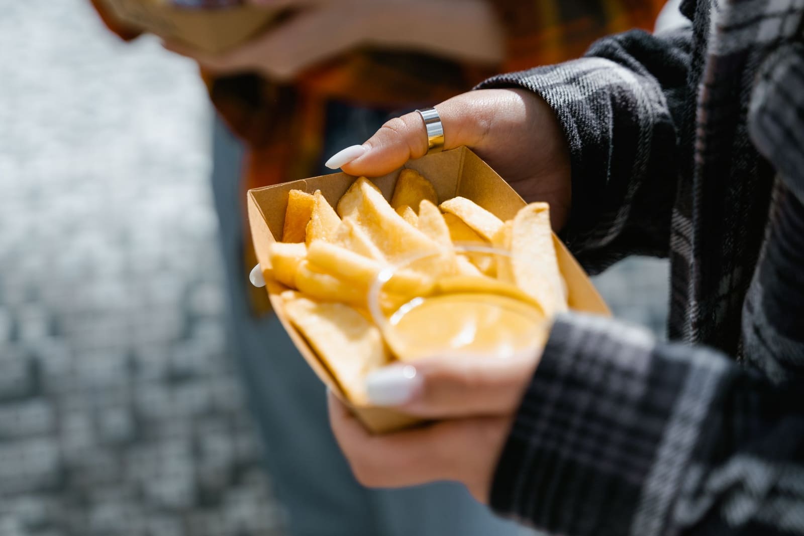 Portie friet en fastfood klaargezet op een dienblad