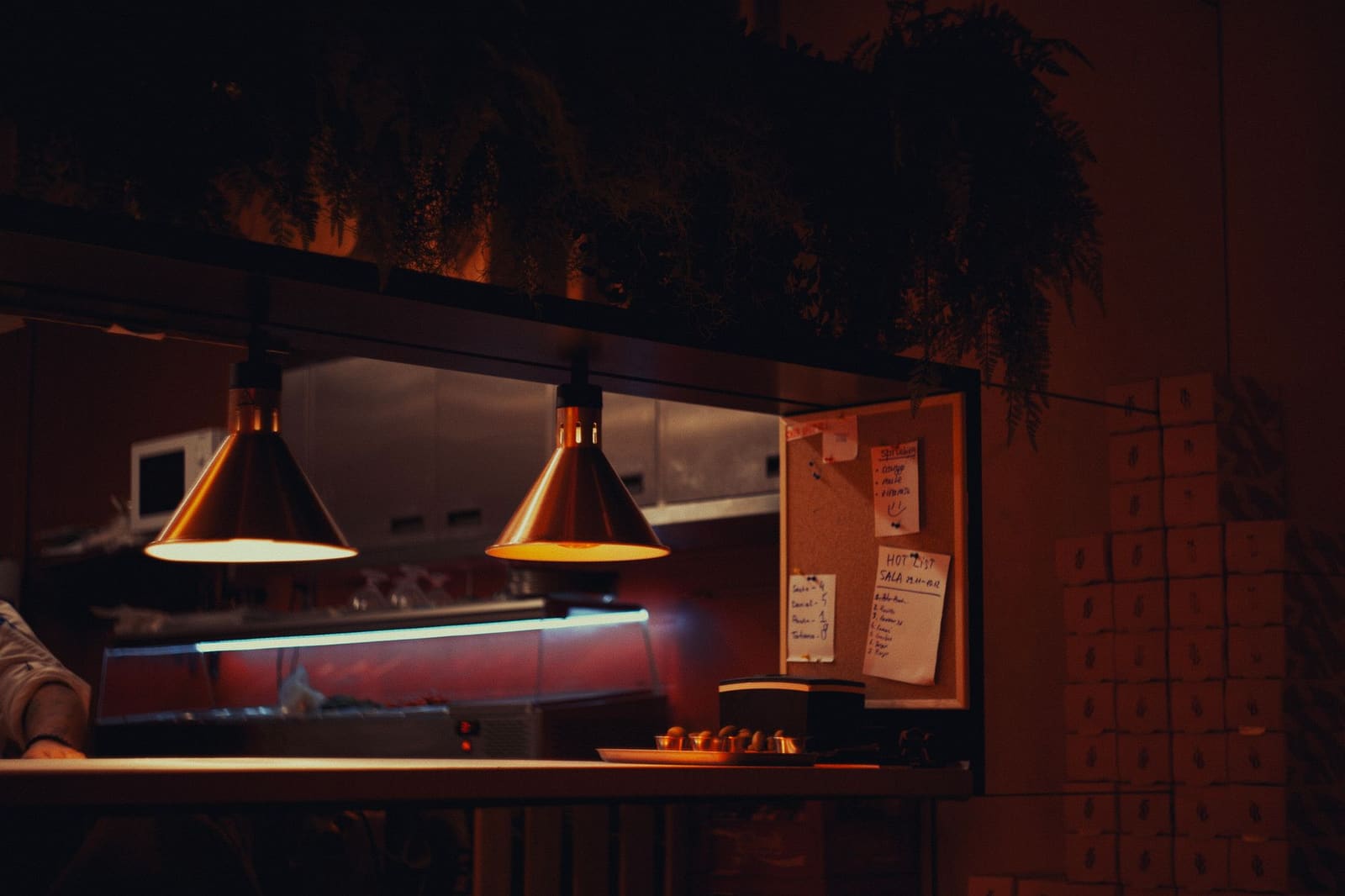 Lege restaurantkeuken laat op de avond na een dienst