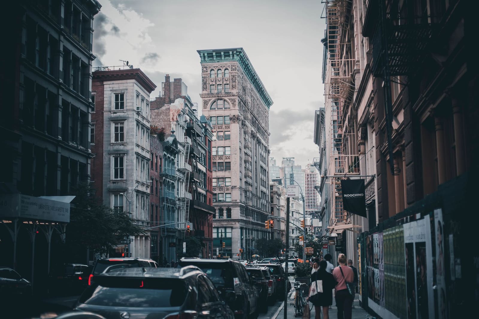 Drukke straat in New York met winkels en verkeer
