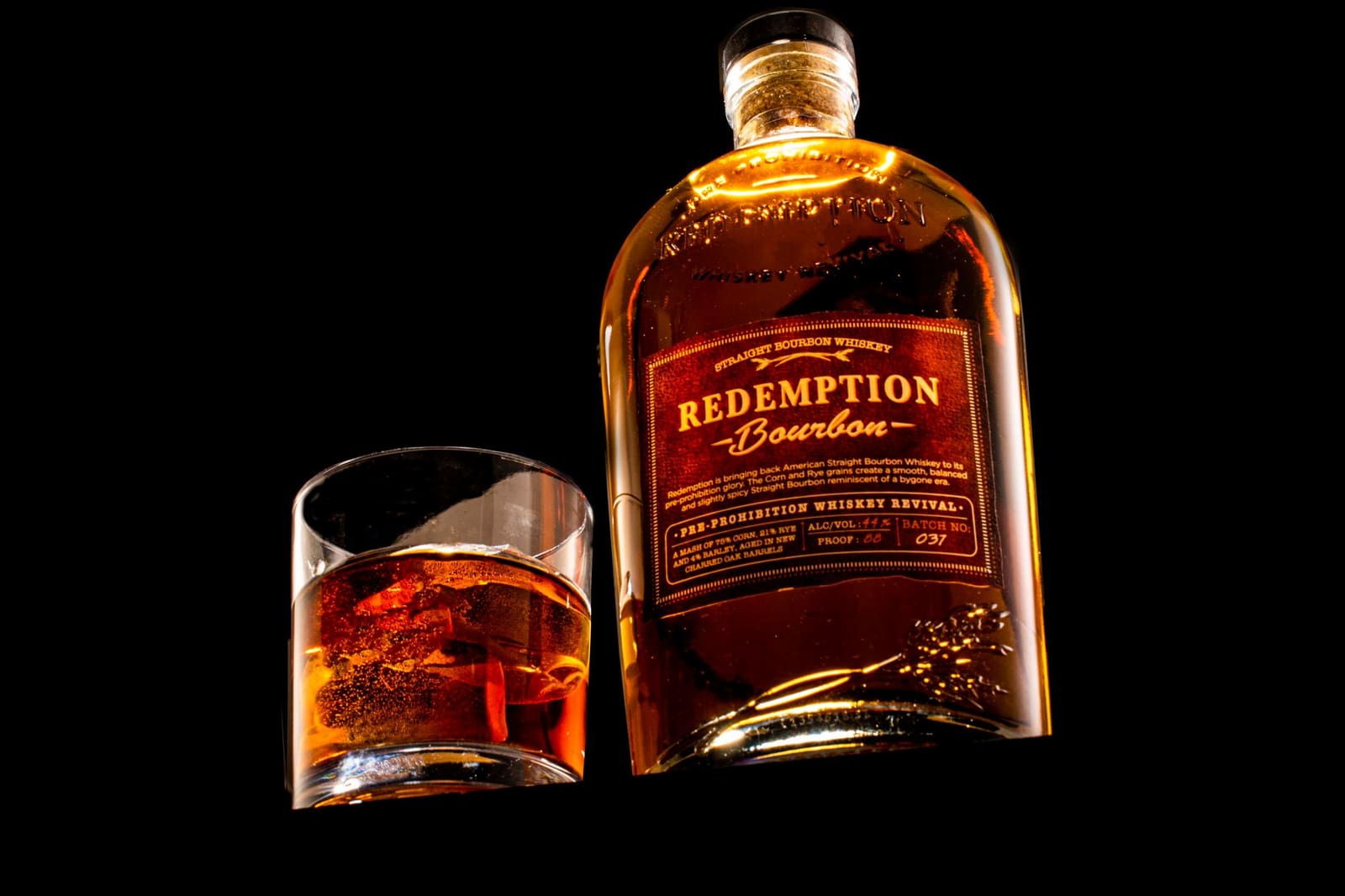 Fles Bourbon met een cocktail op de bar