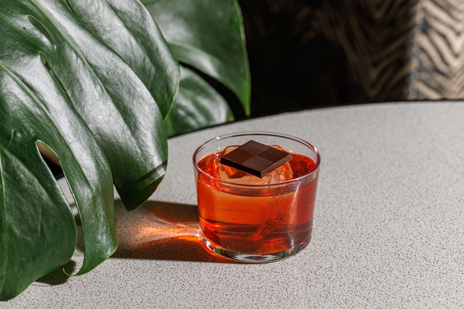 Fles Campari met een cocktail op de bar