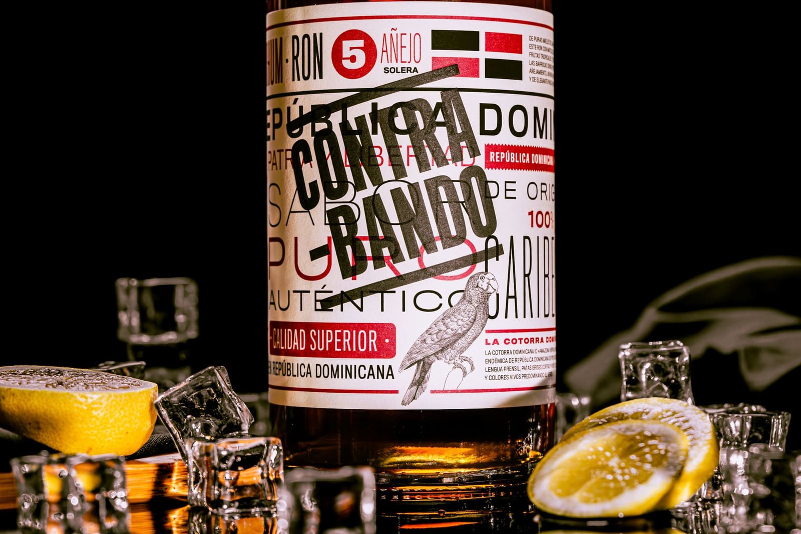Fles Donkere rum met een cocktail op de bar