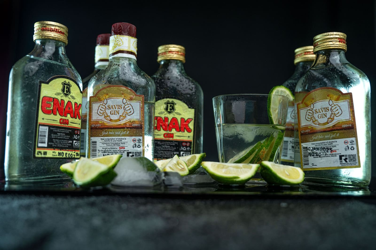 Fles Gin met een cocktail op de bar