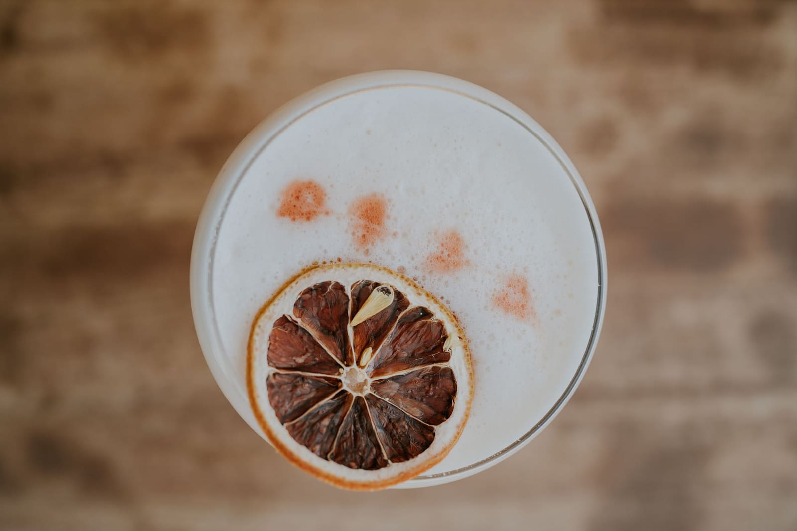 Fles Triple sec met een cocktail op de bar