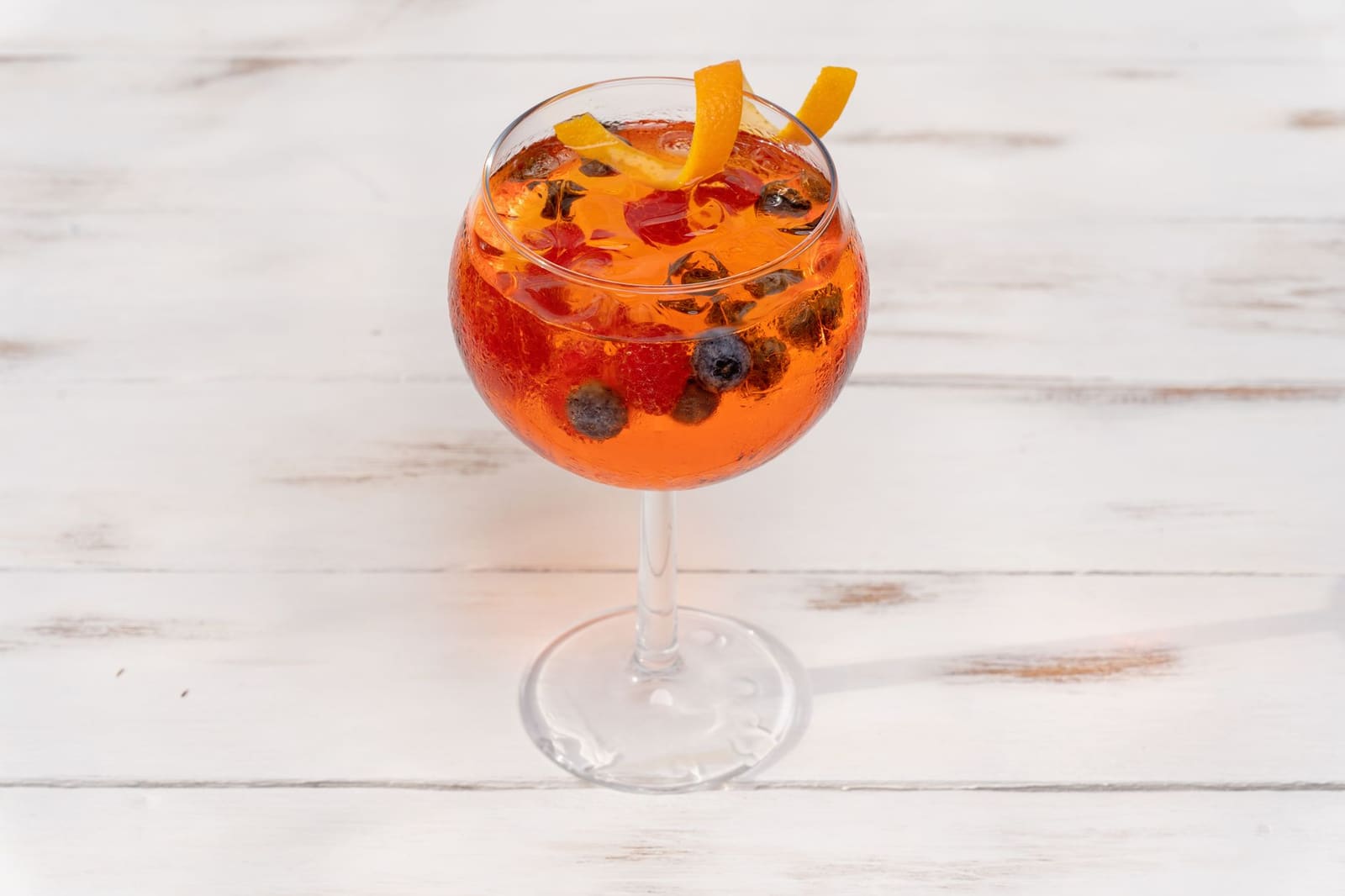Fles Rode vermout met een cocktail op de bar