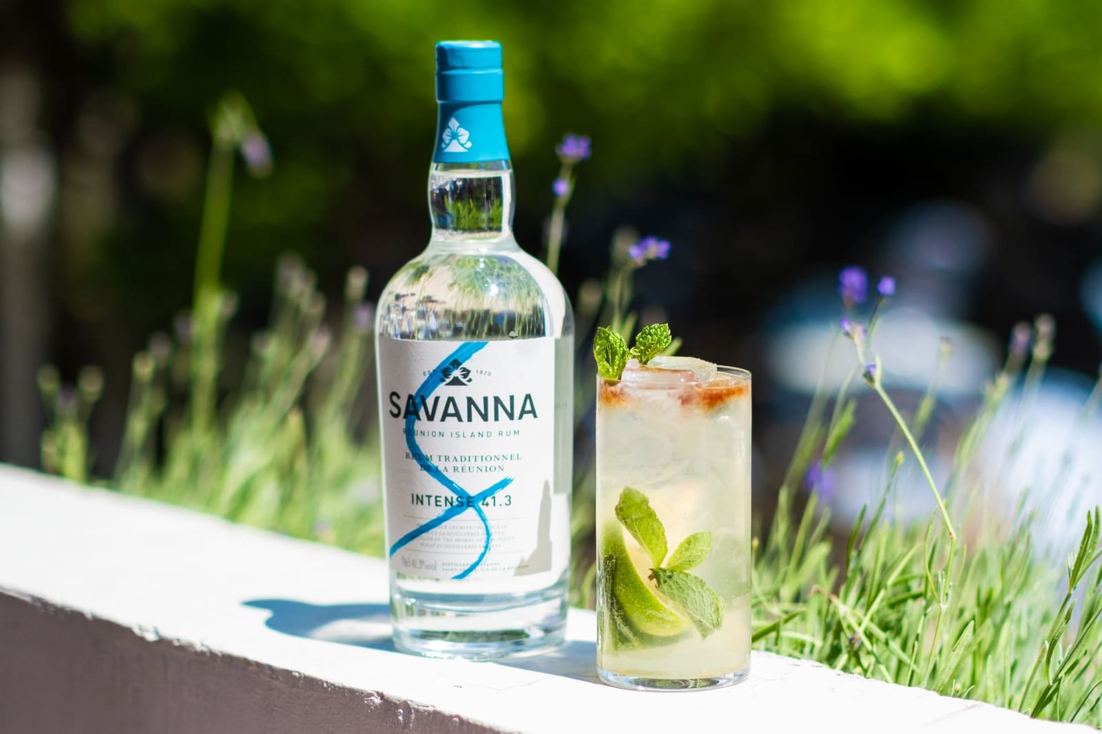 Fles Witte rum met een cocktail op de bar