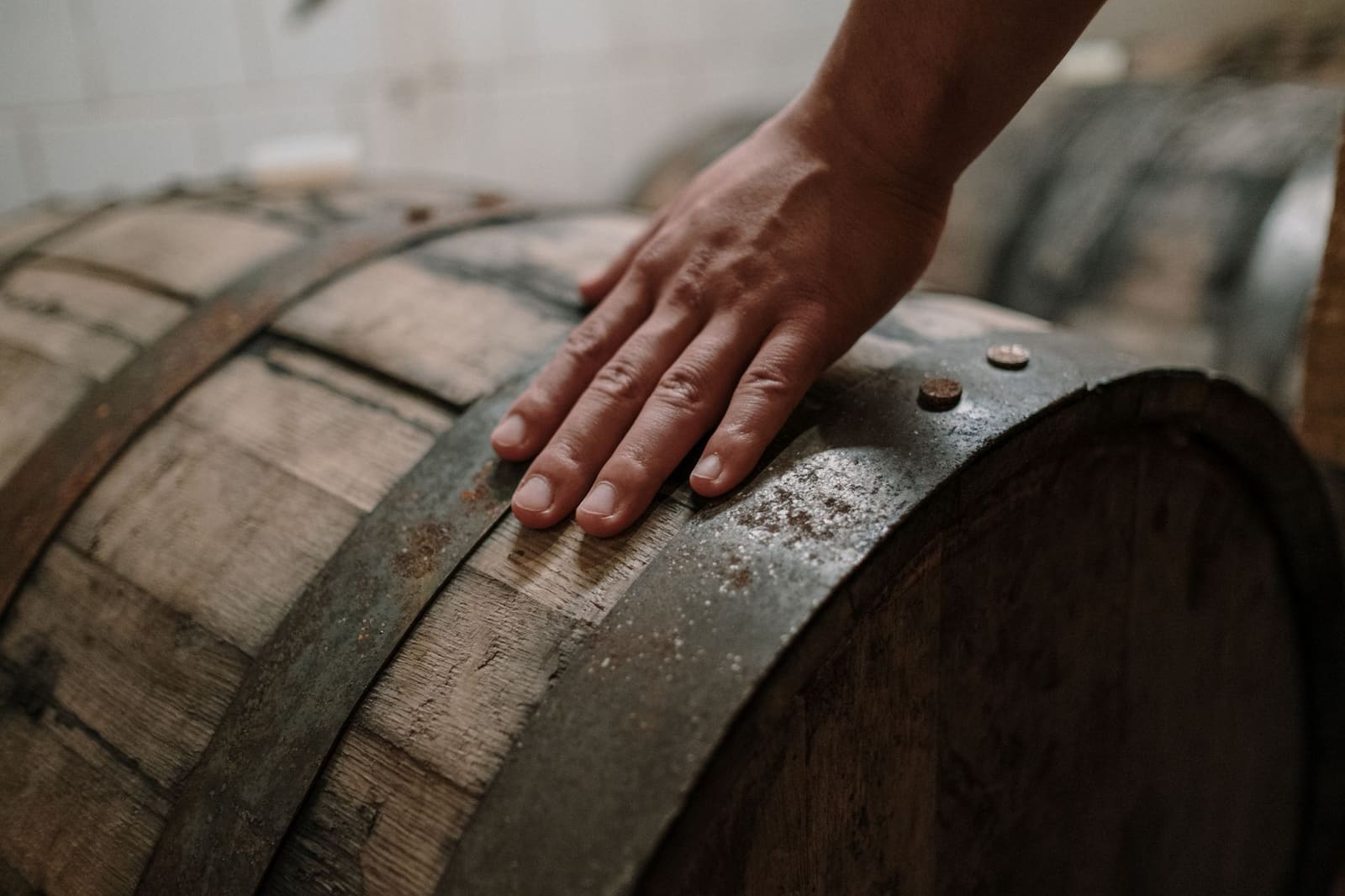 Houten bourbonvaten opgeslagen in een traditionele Amerikaanse distilleerderij
