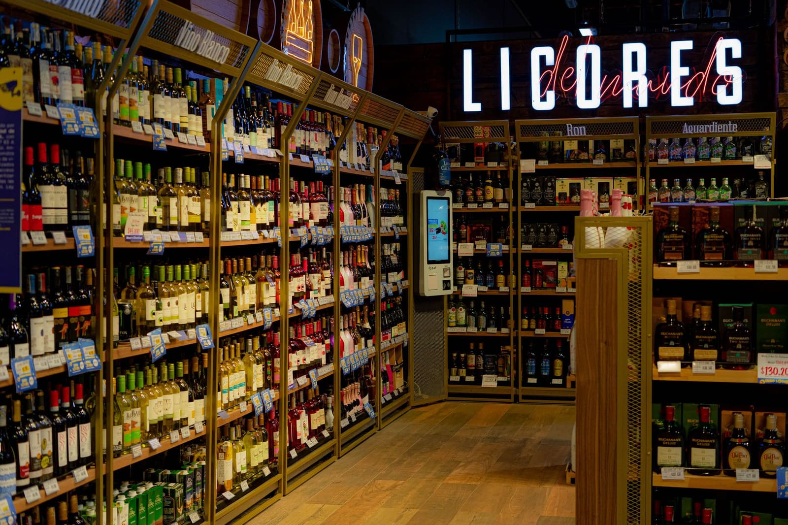 Schap met verschillende whiskeyflessen in een slijterij