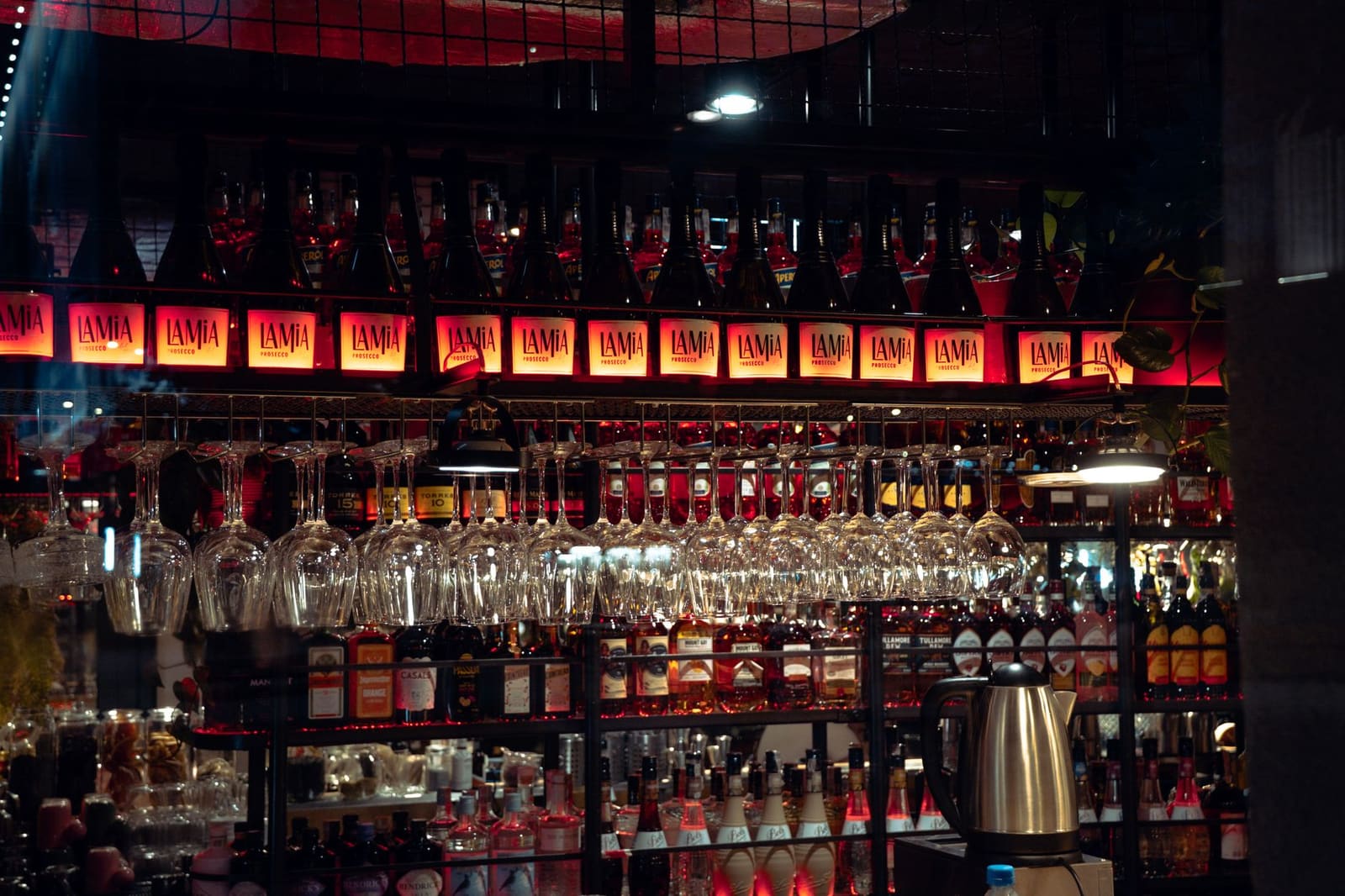 Flessen gin, vermout en bitters op een donkere barbalie, klaar voor een geroerde cocktail.