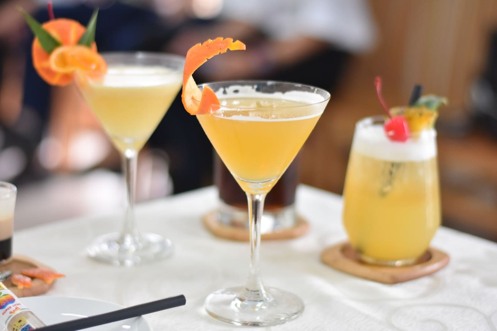 Close-up van een sinaasappelschil als garnering op een cocktail