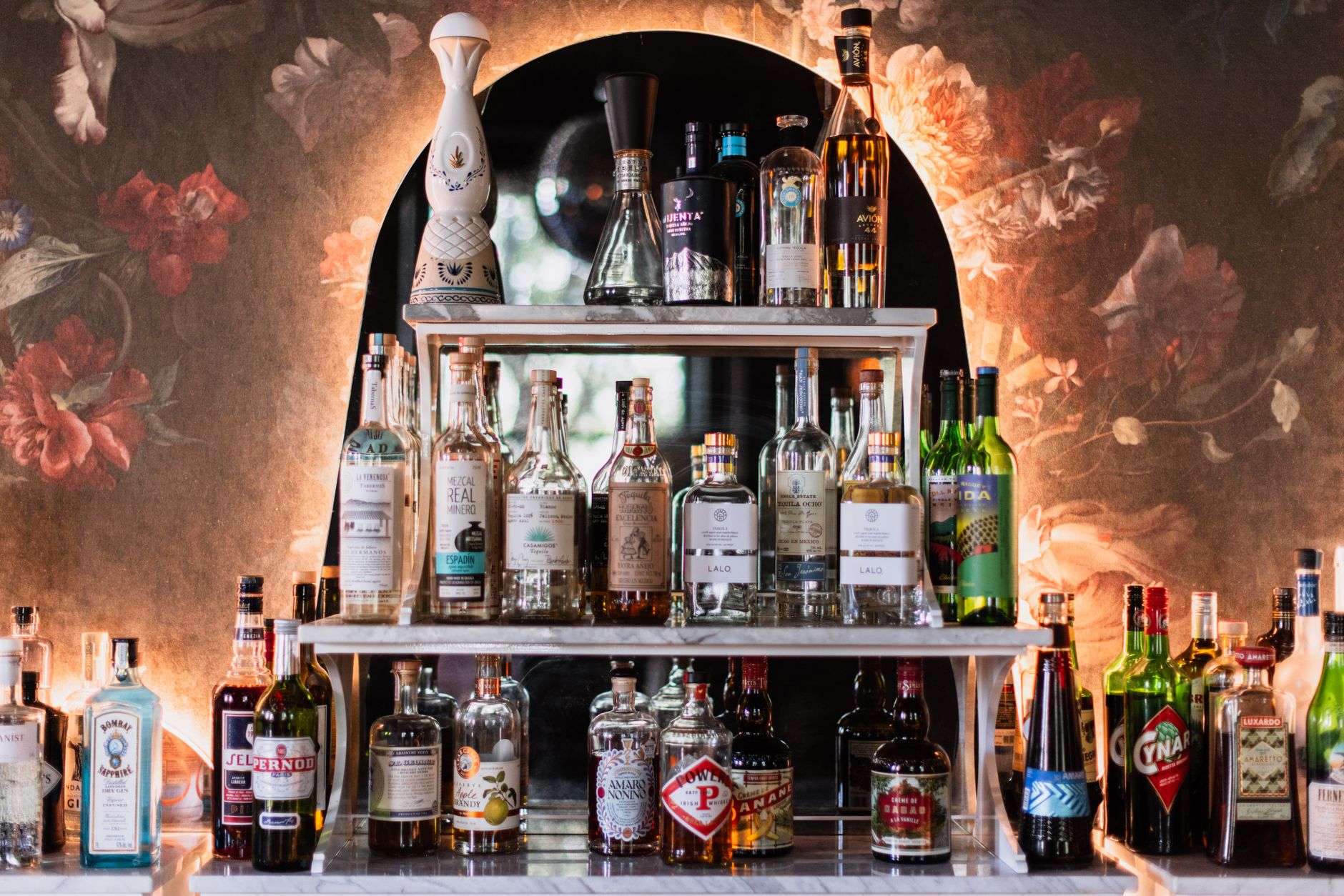 Rij tequilaflessen op een bar, met de nadruk op ambachtelijke merken die bartenders zelf drinken