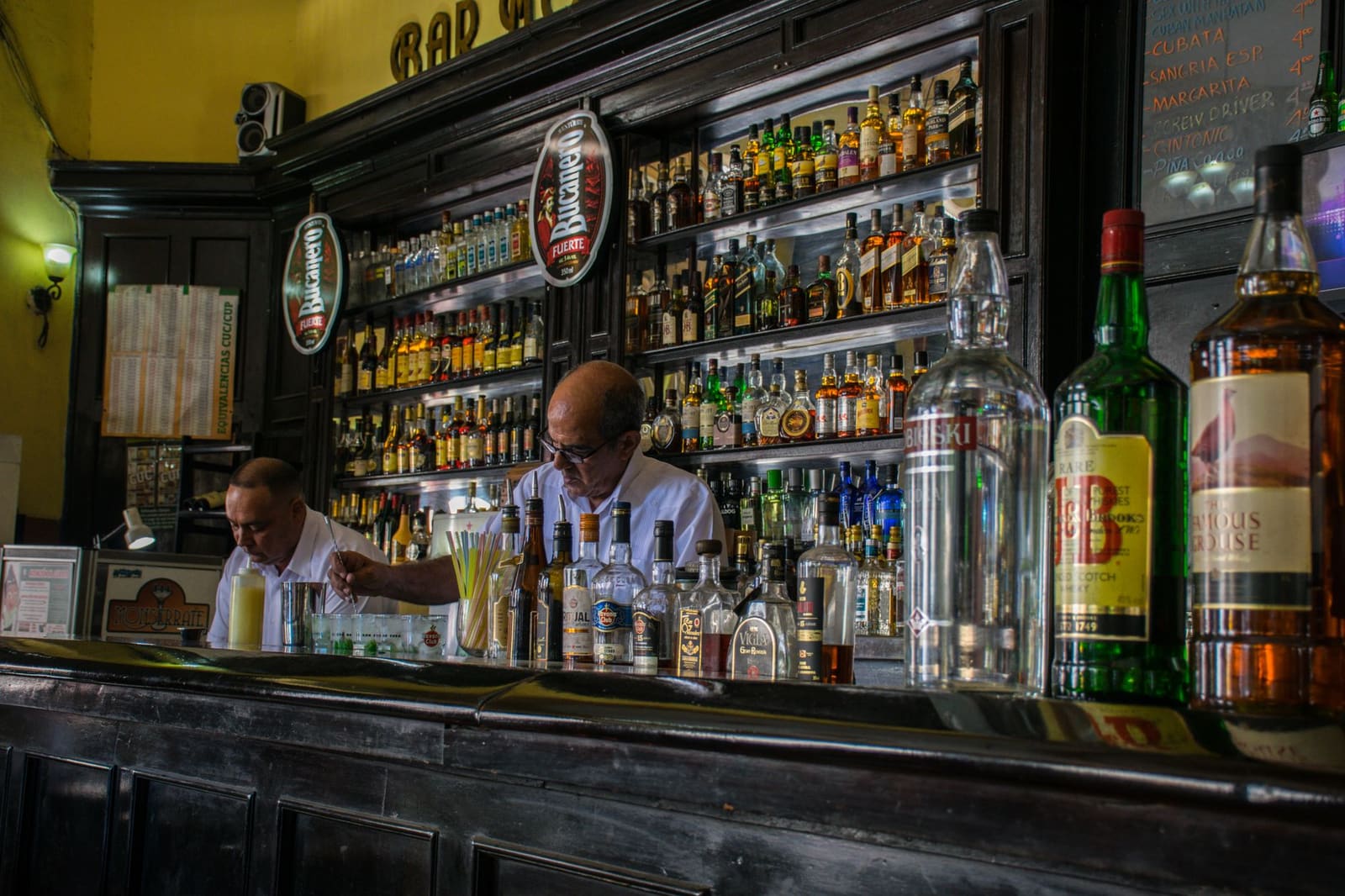 cocktails op een bar in warm barlicht