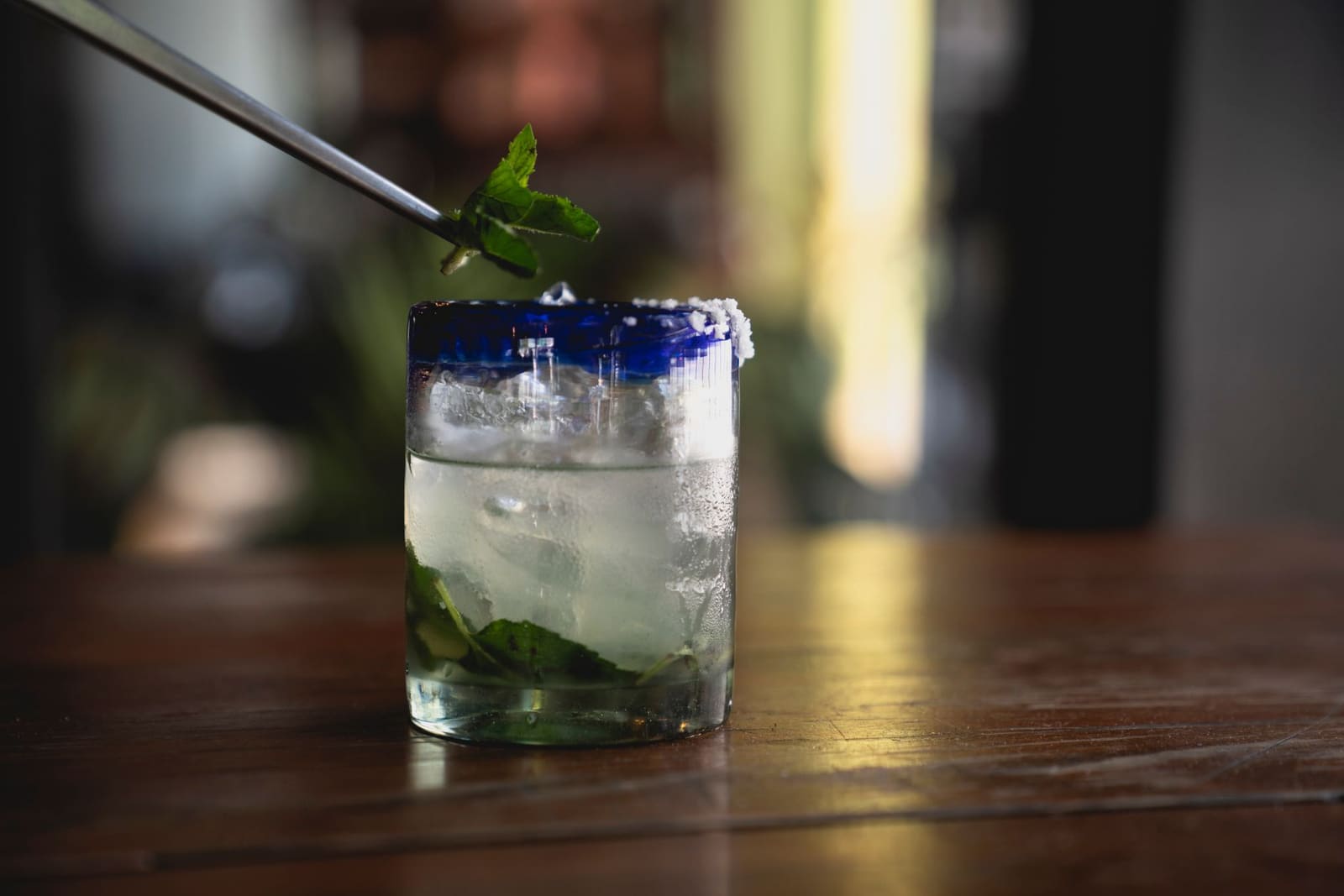 Cocktail met verse garnering van dichtbij