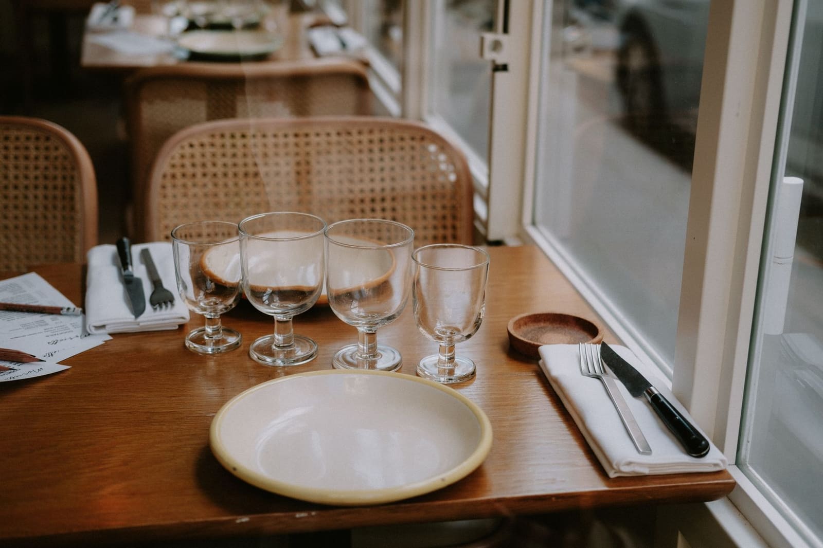 Glas droge witte wijn op een houten tafel in een Franse bistro
