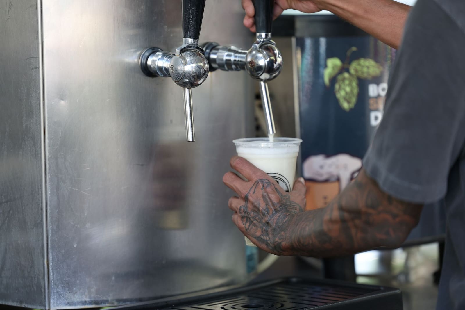 bartender die een drankje inschenkt
