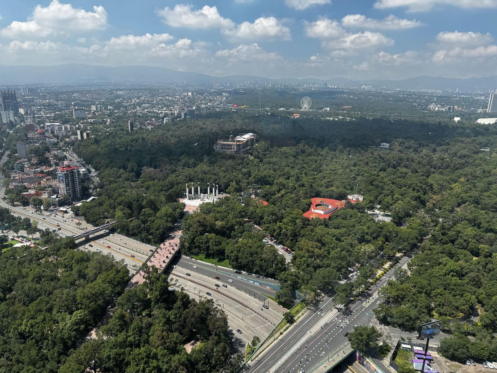 Uitzicht op de skyline van Mexico-Stad, de stad waar de eerste Mexicaanse wijnbeurs wordt gehouden.