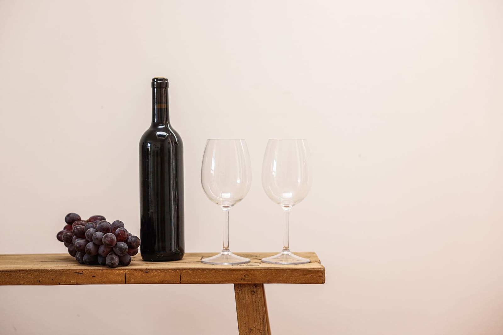 Een glas rode wijn tijdens een proeverij, zoals op de masterclasses van Gambero Rosso.