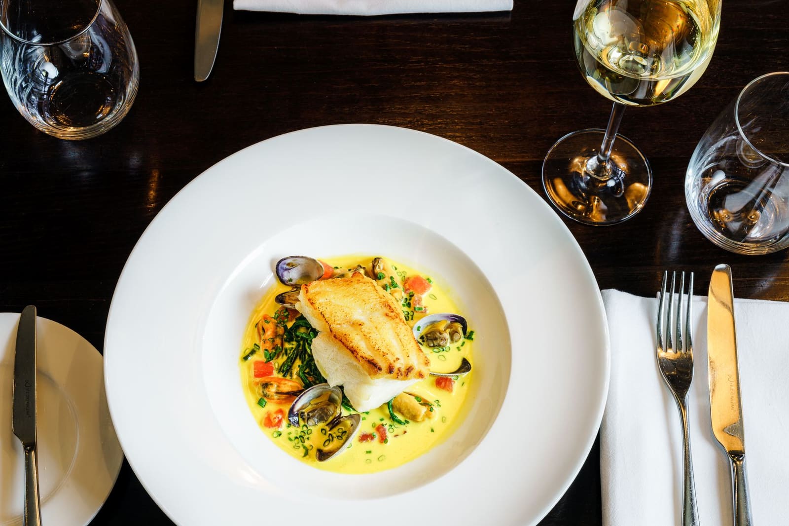 Visgerecht met een glas witte Bourgogne