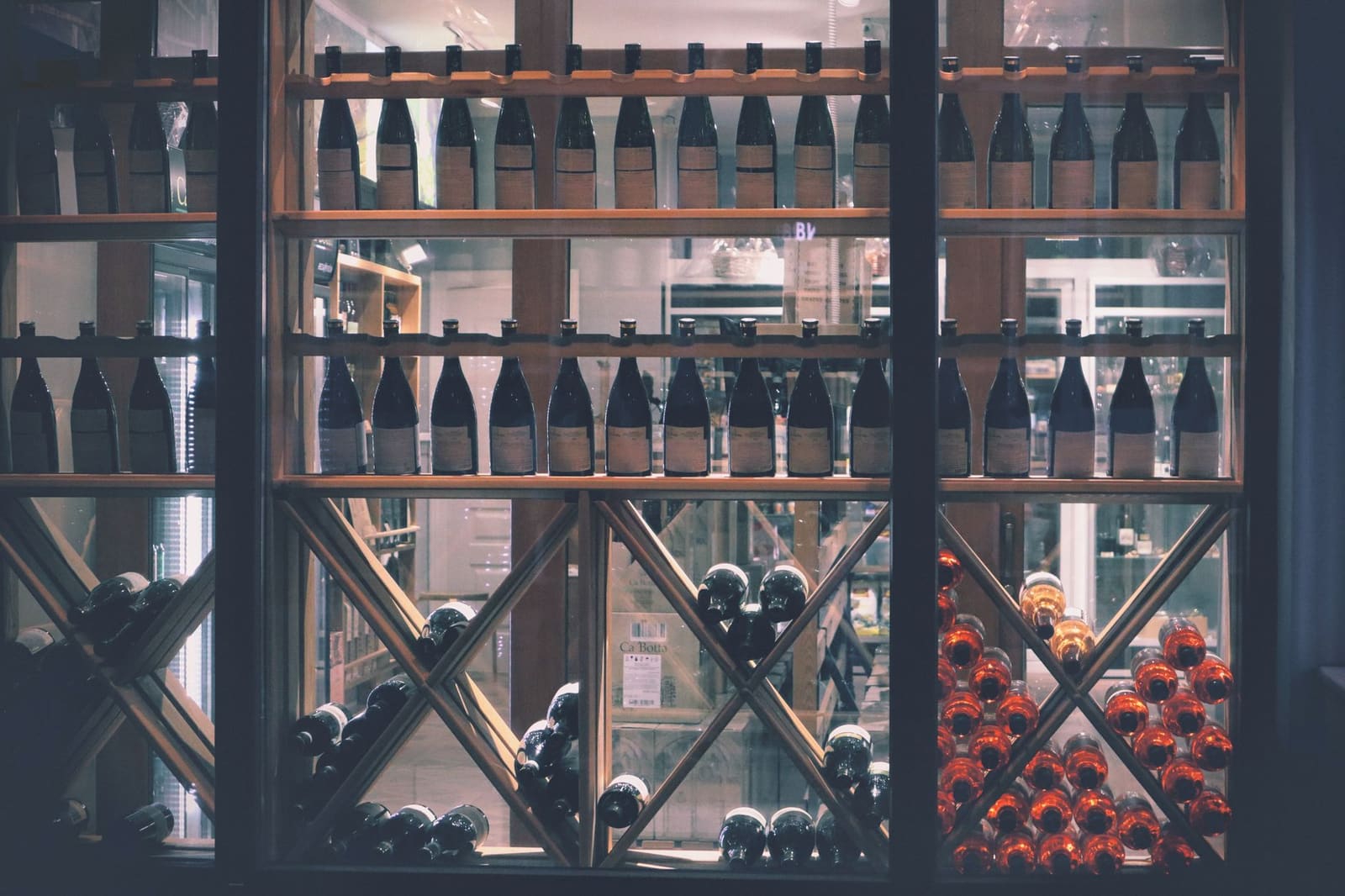 Rij wijnflessen uitgestald in een wijnwinkel of restaurant