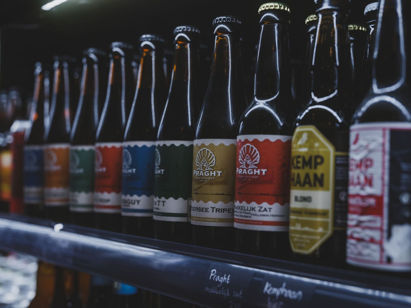 Flessen bier gekoeld opgeslagen in een koelkast bij een café