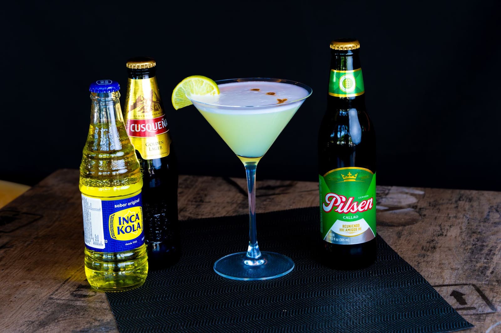 Cocktail met dikke witte schuimkraag geserveerd in een glas op de bar