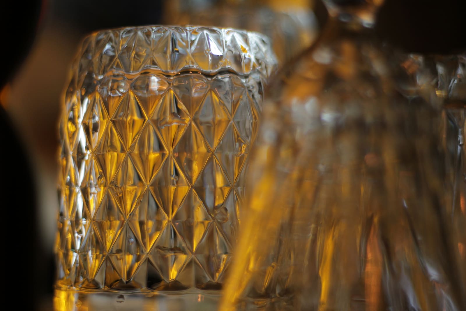 Glas whisky op een houten bar