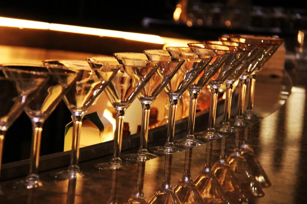Cocktails op de bar in warm avondlicht