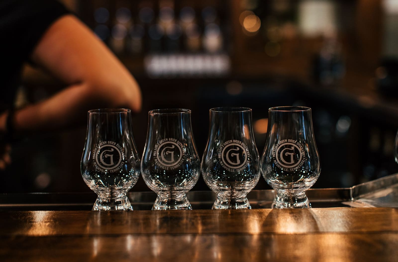 Rij glazen whisky naast elkaar opgesteld voor een proeverij