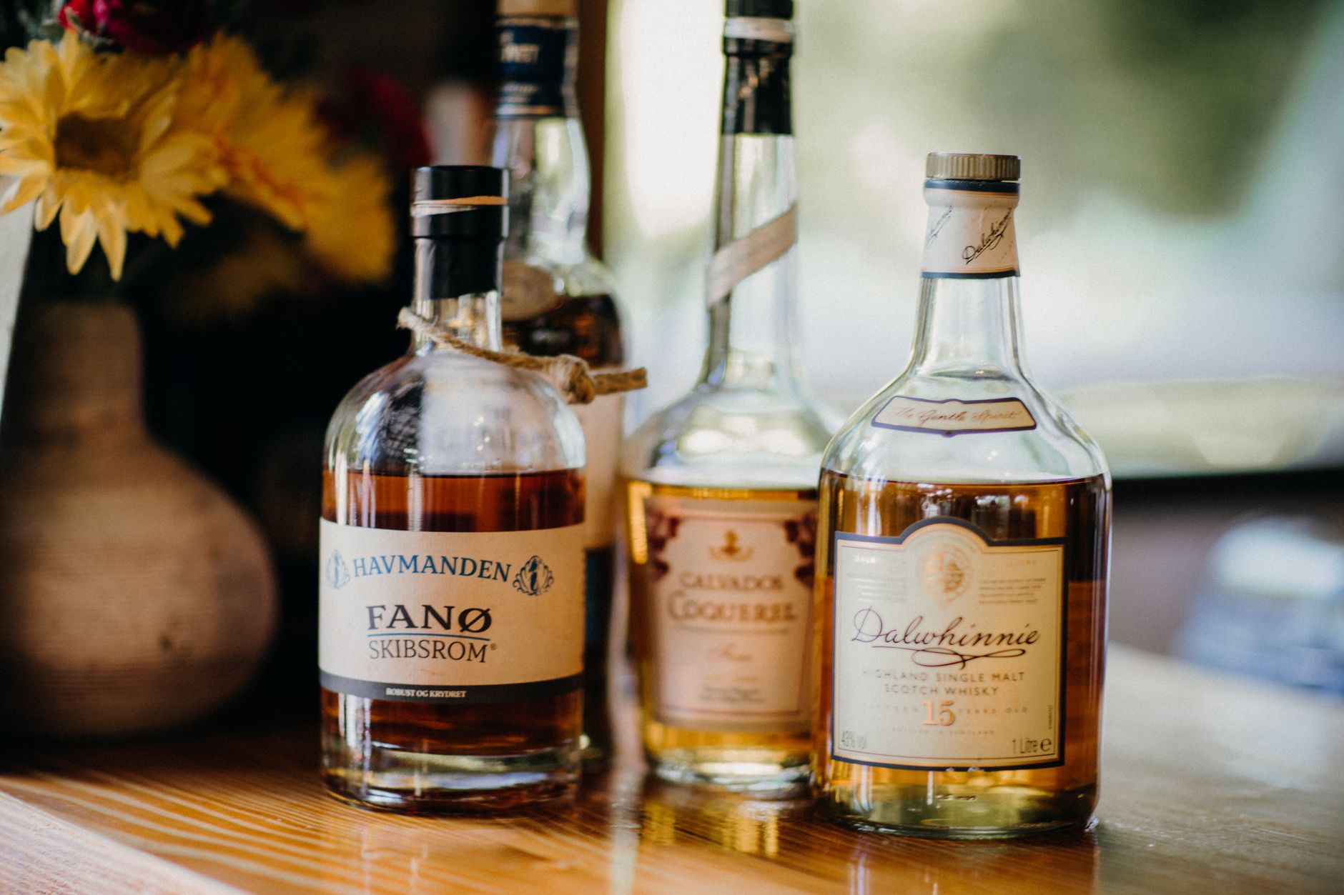 Gasten proeven verschillende Scotch whisky's aan aparte tafels tijdens een Keepers of the Quaich-avond
