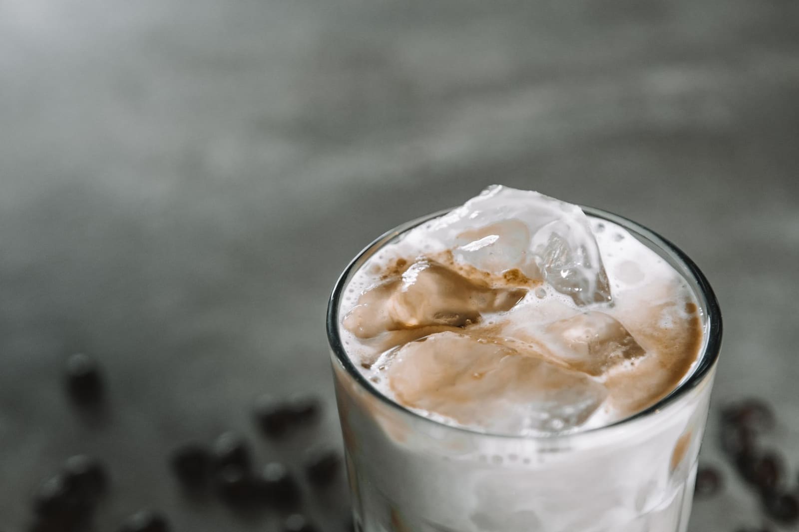 Ijskoffie latte in een hoog glas met melkschuim