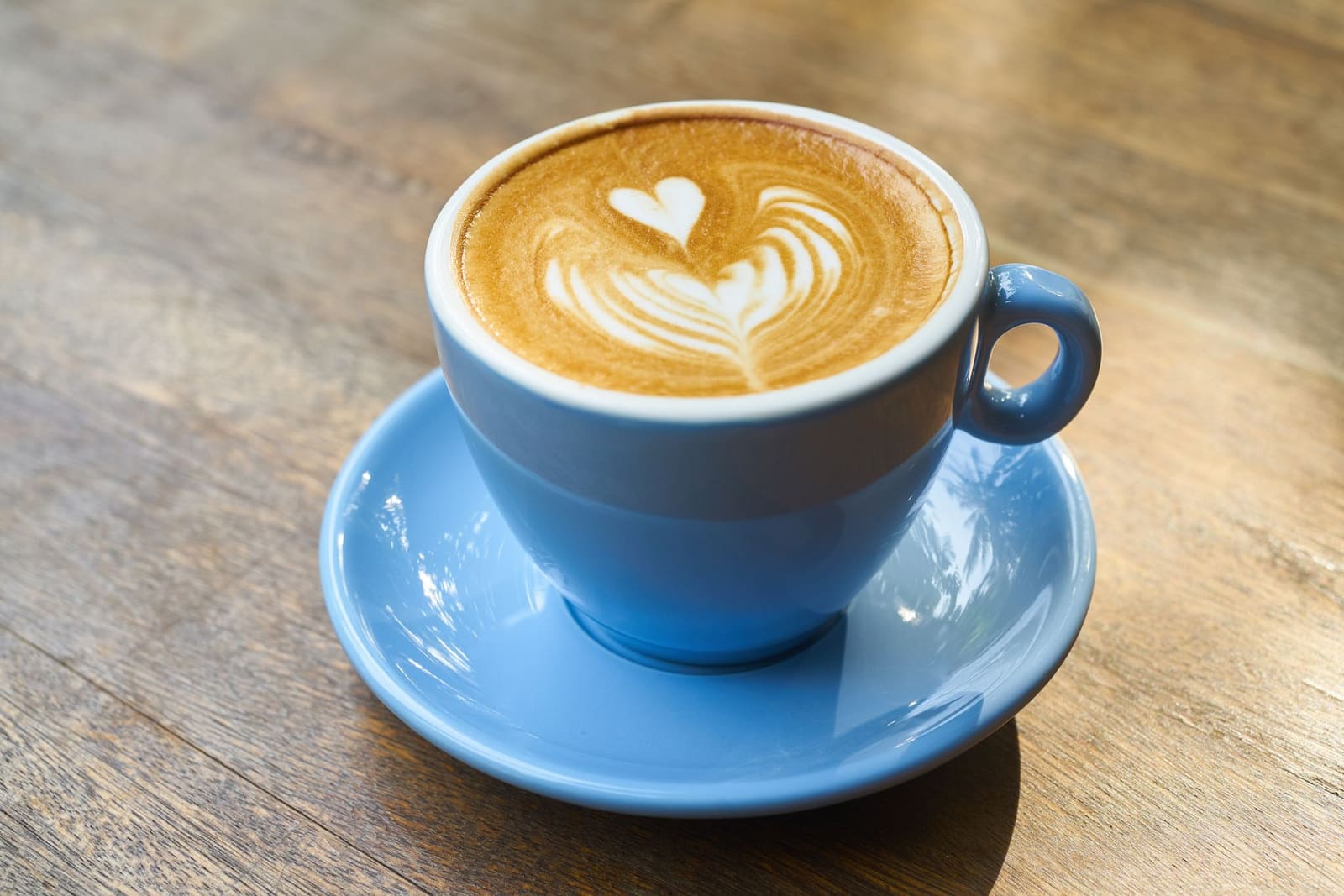 Latte met melkschuim en decoratie op een koffiekopje