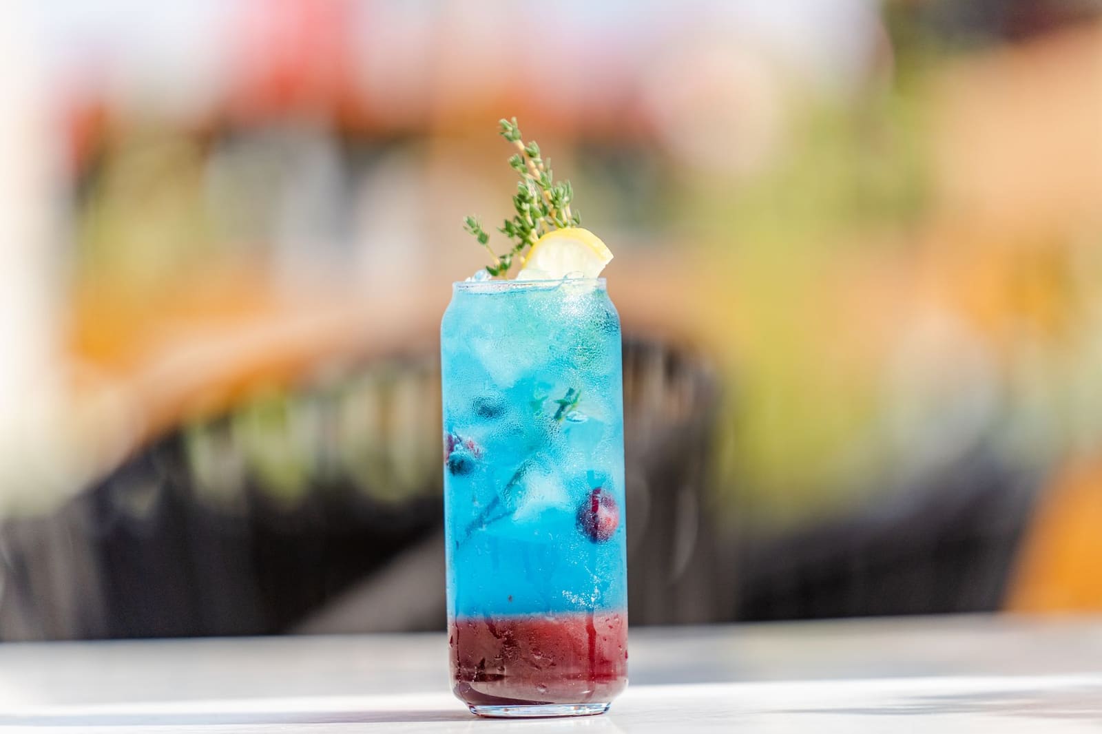 Cocktail met verse garnering van dichtbij