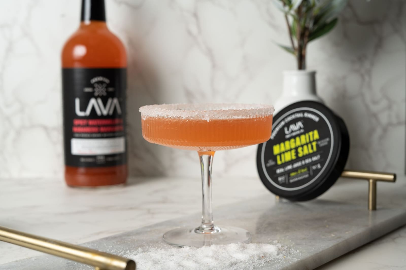 Margarita in een glas met zoutrand en limoenpartje