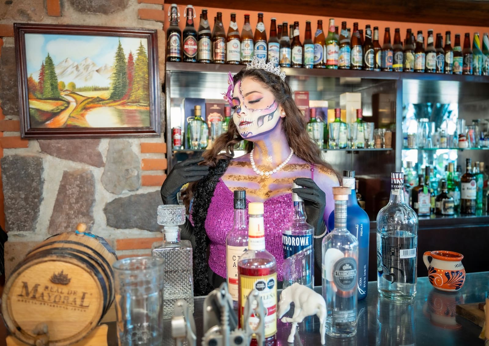 Flessen tequila opgesteld op een verlichte plank achter de bar