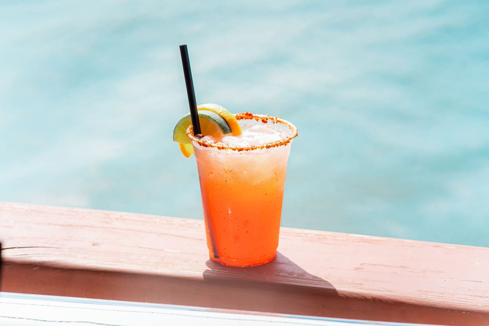 Margaritaglas met zoutrand en limoenpartje op een houten bar