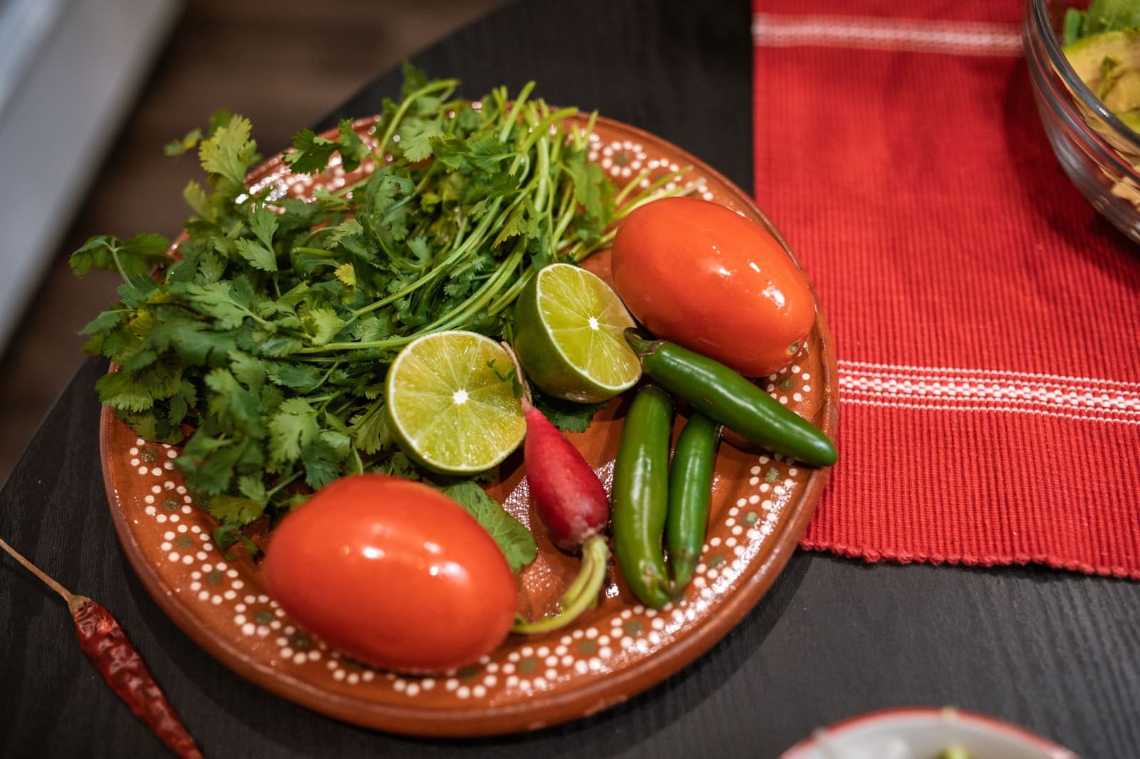 Verse rode chilipepers en limoenen liggen naast elkaar op tafel