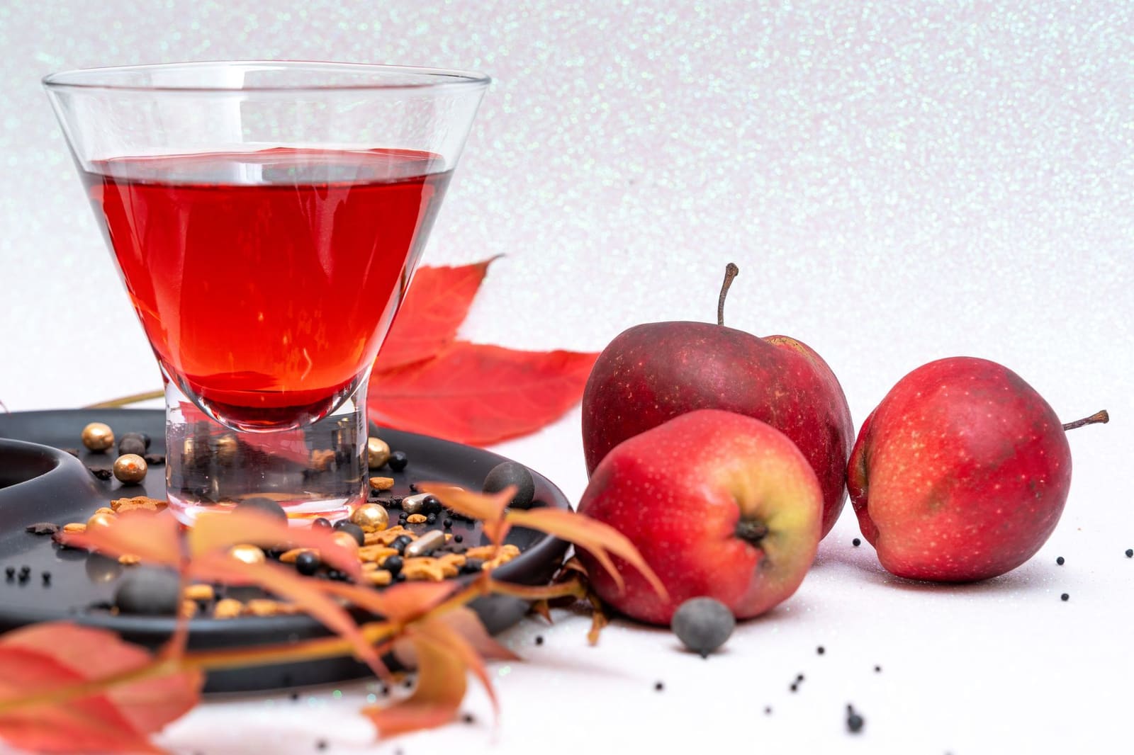 Glas met appelsap cocktail en kaneel, de basis van de klassieke Tatanka